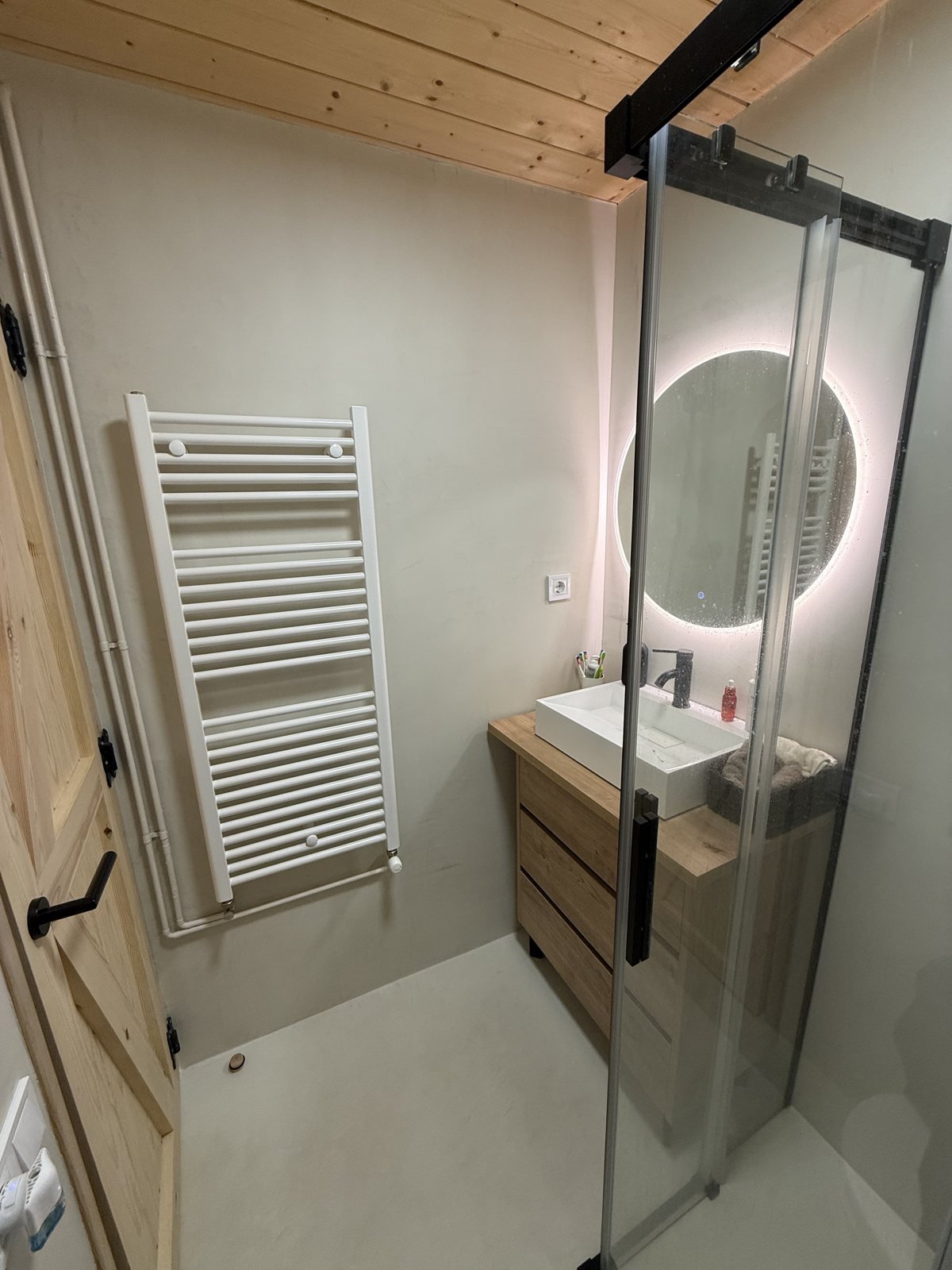 Lavabo con espejo retroiluminado