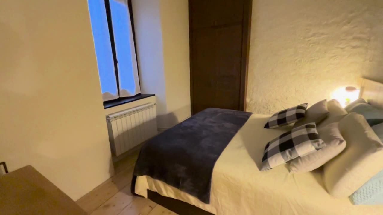 Dormitorio doble con paredes de piedra