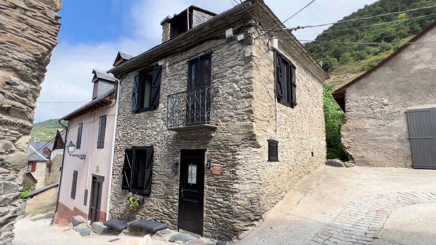 Fachada de piedra desde la calle