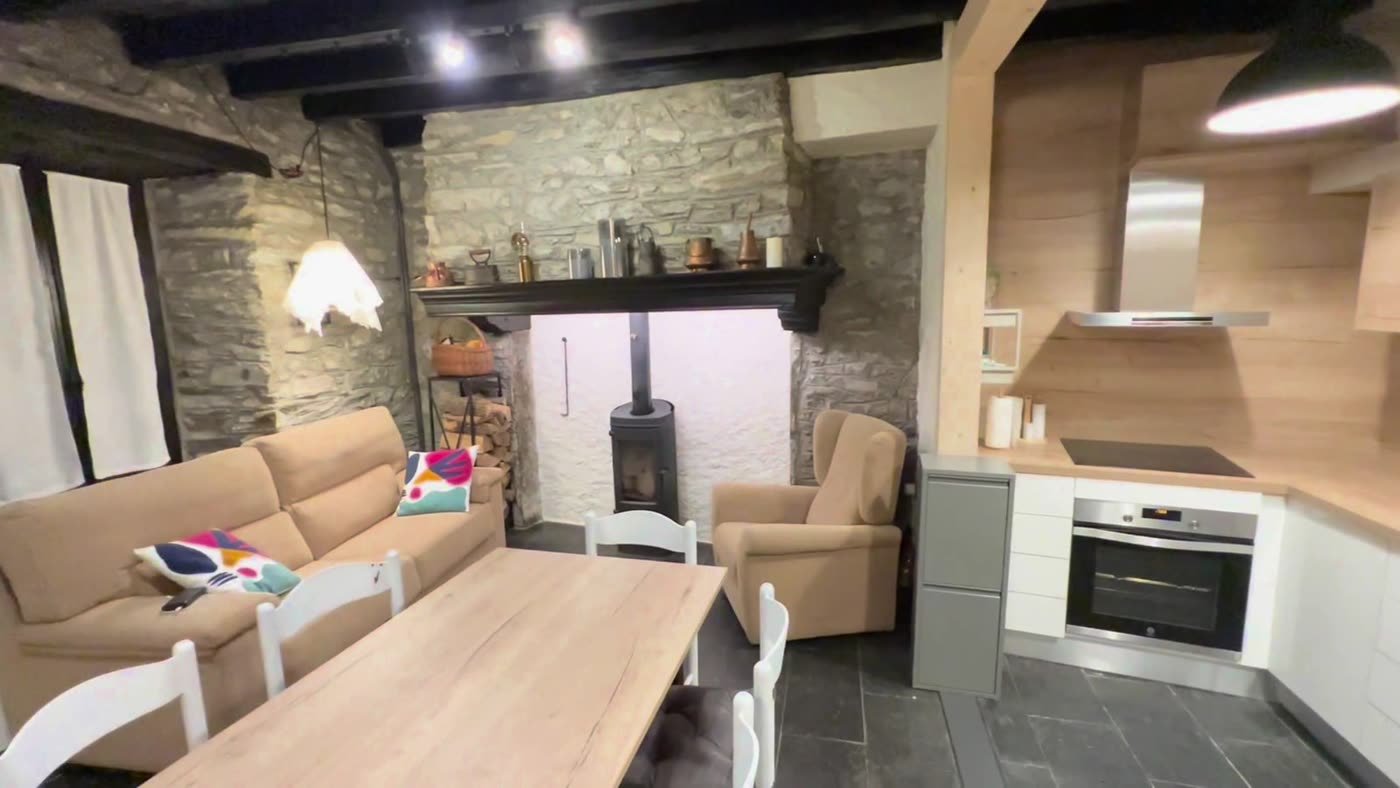 Salón con estufa de leña